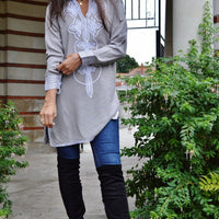Robe de printemps gris blanc tunique Aisha, robe marocaine, tenues de villégiature, tenues de plage, bohème, vêtements de plage, bohème, robe chemise, cadeaux pour elle