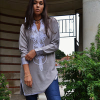 Robe de printemps gris blanc tunique Aisha, robe marocaine, tenues de villégiature, tenues de plage, bohème, vêtements de plage, bohème, robe chemise, cadeaux pour elle