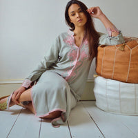 Caftan marocain gris bébé rose
