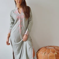 Caftan marocain gris bébé rose