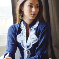 Tunique Salma bleu marine avec broderie blanche