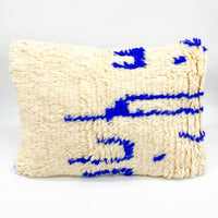 Housse de coussin berbère marocain Azilal à motifs bleu majorelle 60x40cm