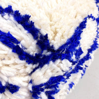 Pouf berbère marocain Azilal écru à motifs bleu majorelle
