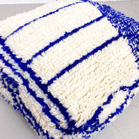 Pouf berbère marocain Azilal écru à motifs bleu majorelle