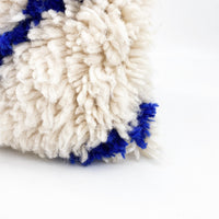 Housse de coussin berbère marocain Azilal à motifs bleu majorelle 55x40cm