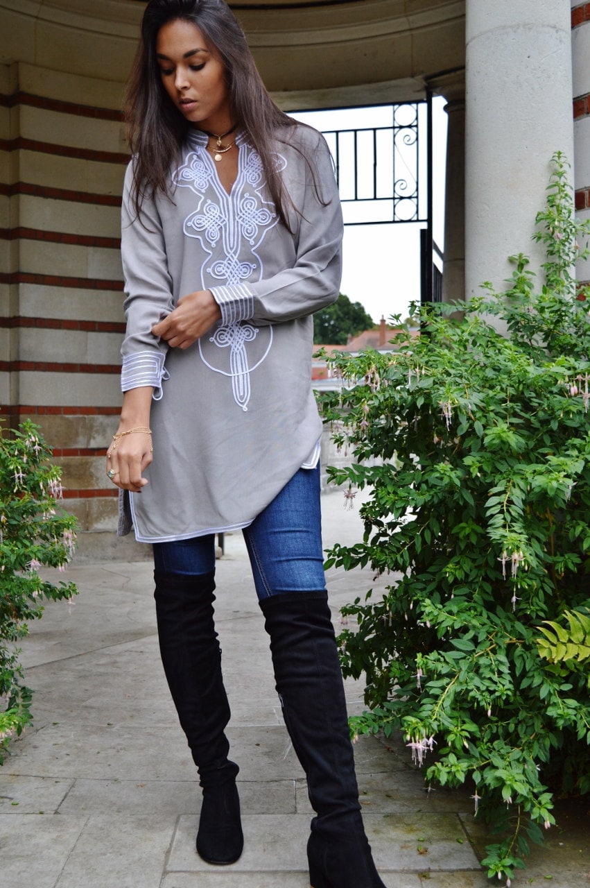 Robe de printemps gris blanc tunique Aisha, robe marocaine, tenues de villégiature, tenues de plage, bohème, vêtements de plage, bohème, robe chemise, cadeaux pour elle