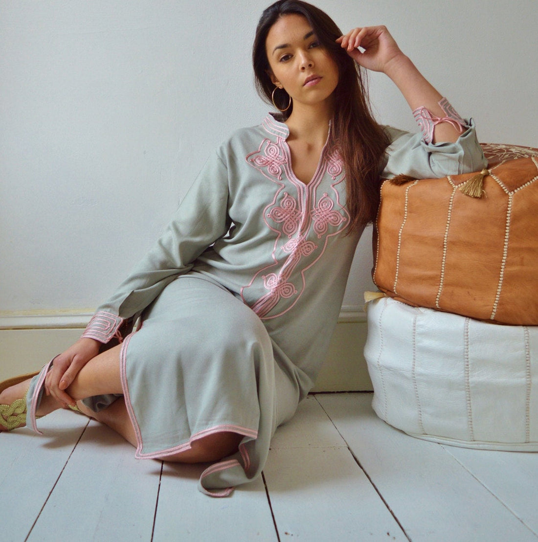 Caftan marocain gris bébé rose