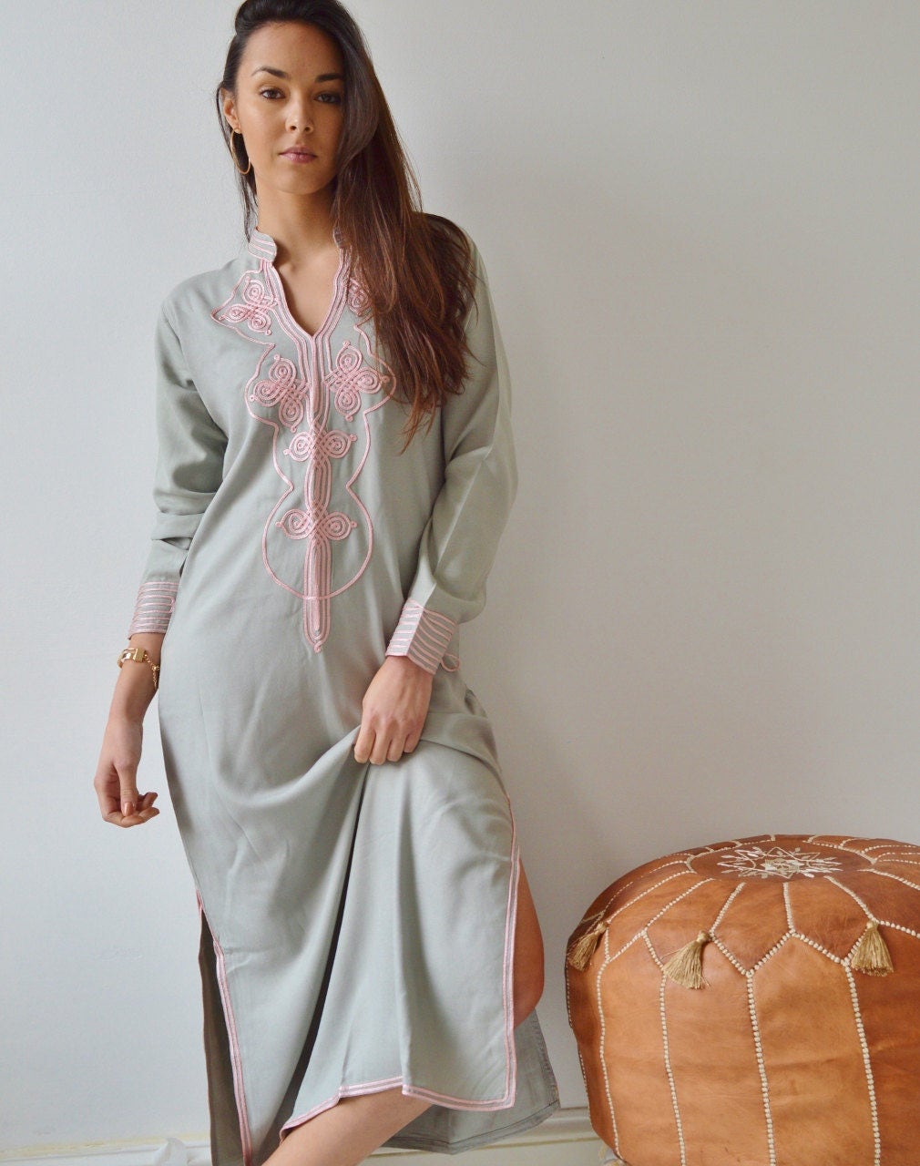 Caftan marocain gris bébé rose