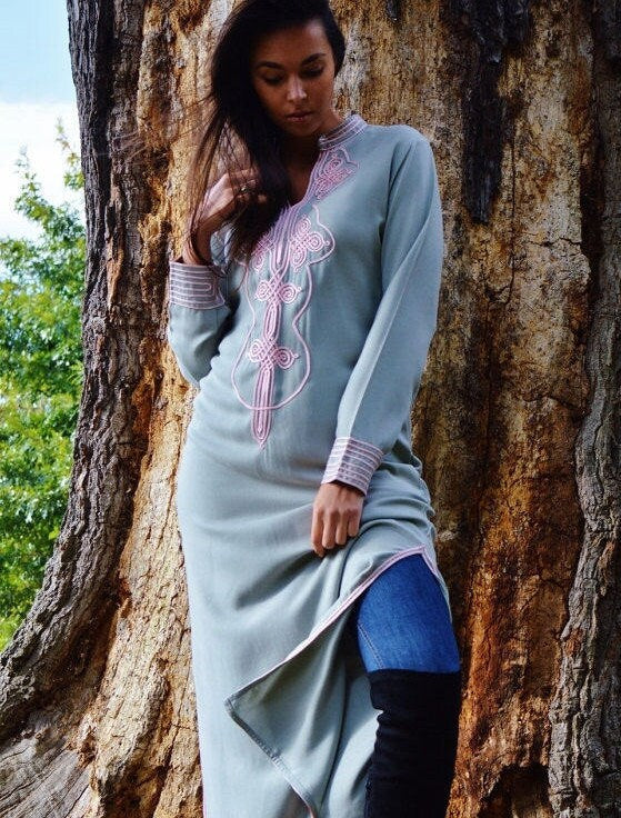 Caftan marocain gris bébé rose