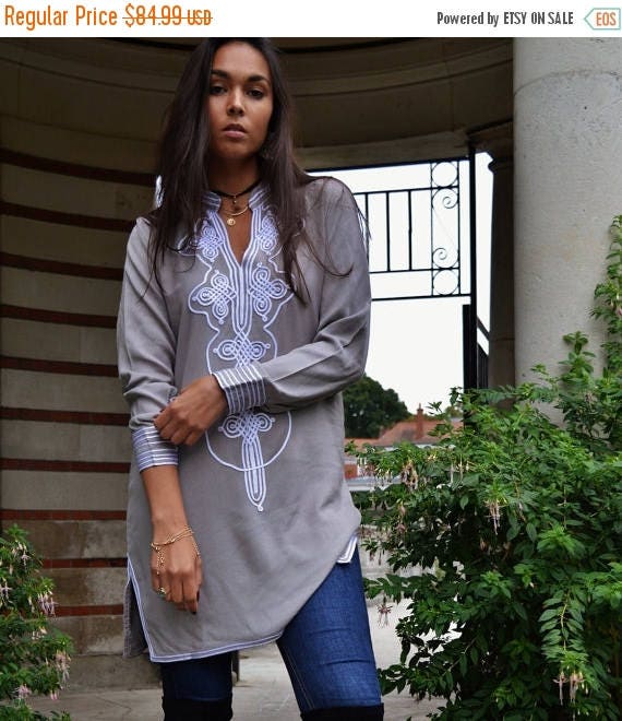 Robe de printemps gris blanc tunique Aisha, robe marocaine, tenues de villégiature, tenues de plage, bohème, vêtements de plage, bohème, robe chemise, cadeaux pour elle