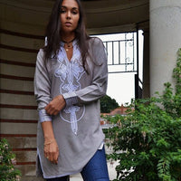 Robe de printemps gris blanc tunique Aisha, robe marocaine, tenues de villégiature, tenues de plage, bohème, vêtements de plage, bohème, robe chemise, cadeaux pour elle