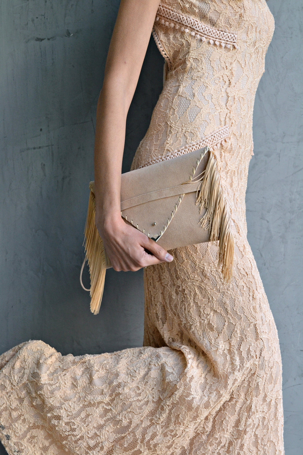 Pochette en daim beige sable à franges : sac de soirée en cuir