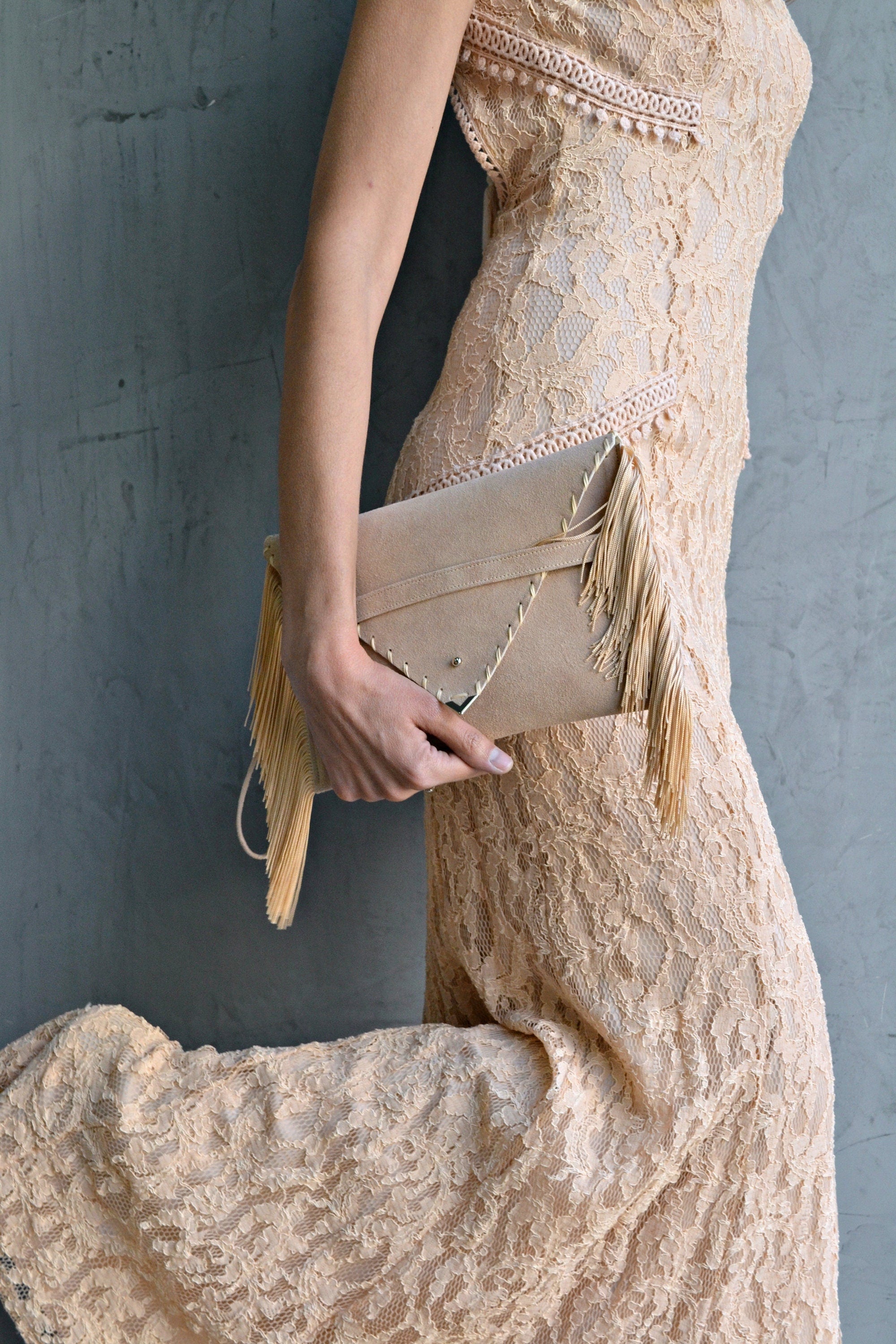 Pochette en daim beige sable à franges : sac de soirée en cuir