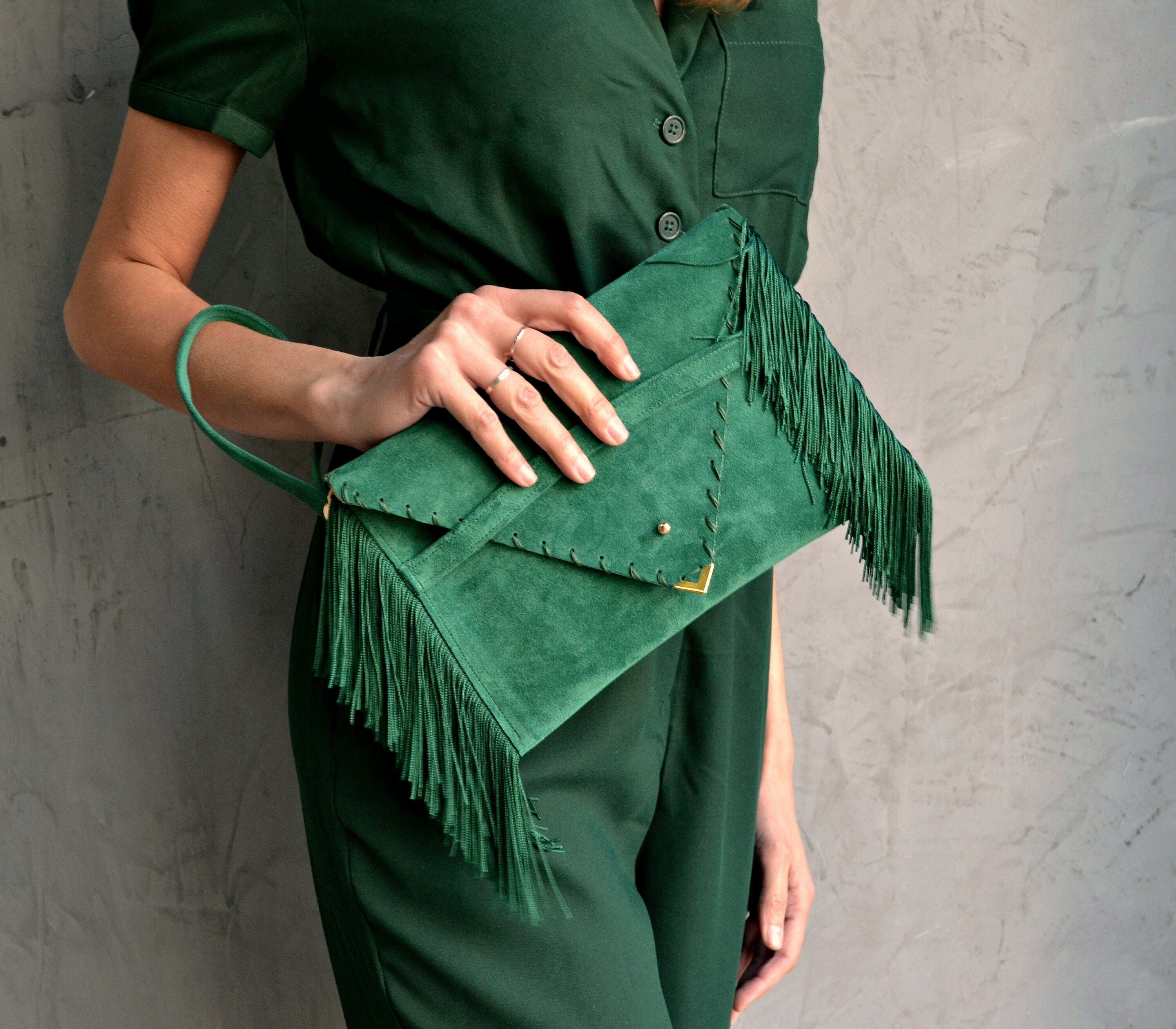 Pochette en daim vert émeraude à franges : bracelet en cuir fait main