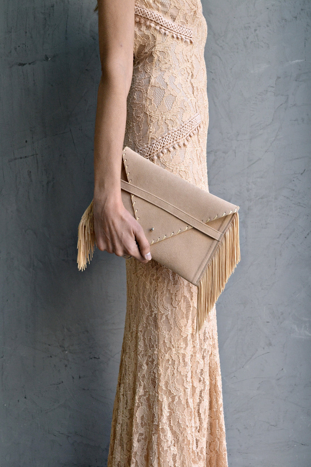 Pochette en daim beige sable à franges : sac de soirée en cuir