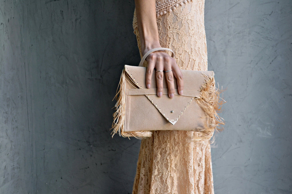 Pochette en daim beige sable à franges : sac de soirée en cuir