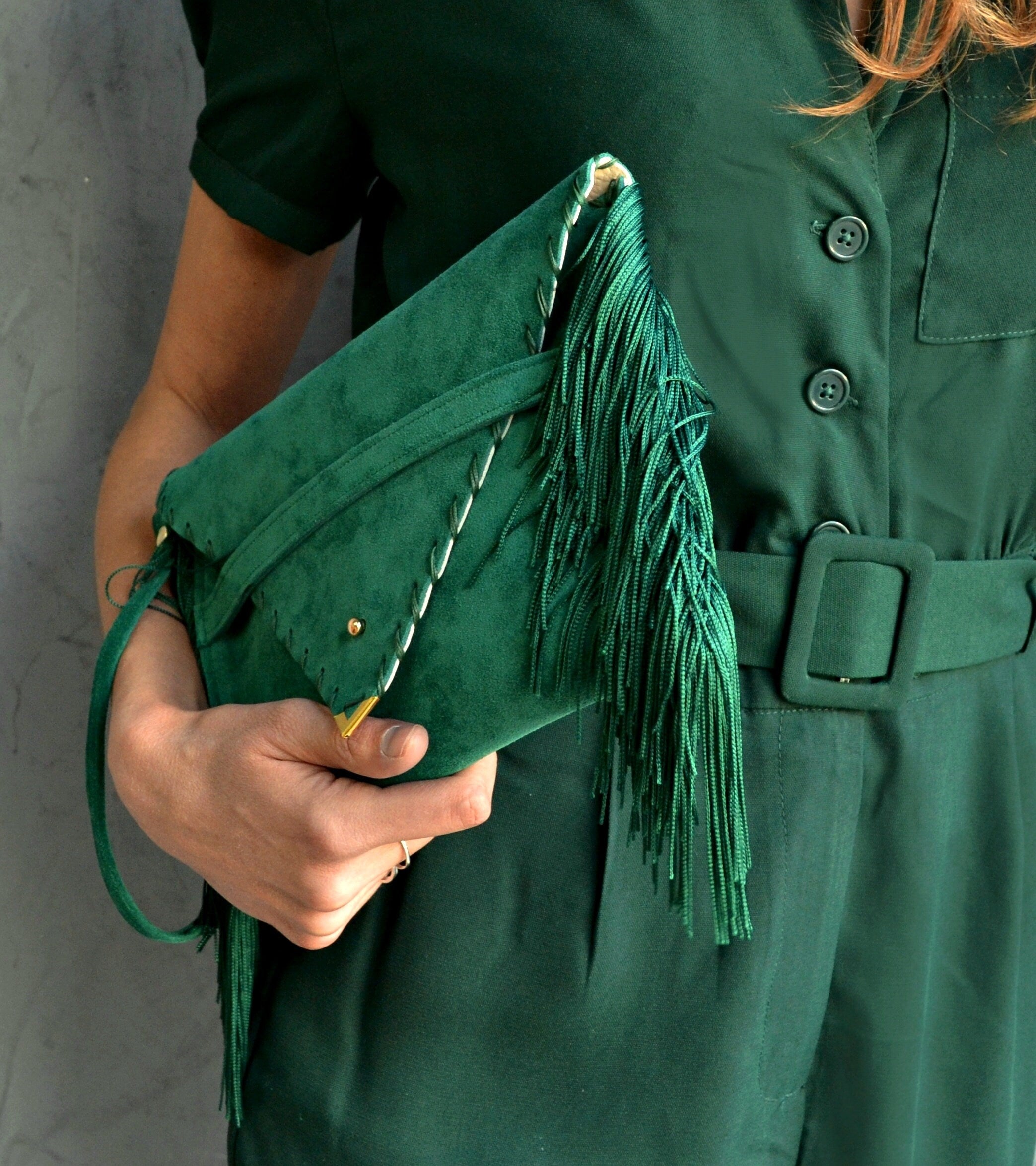 Pochette en daim vert émeraude à franges : bracelet en cuir fait main