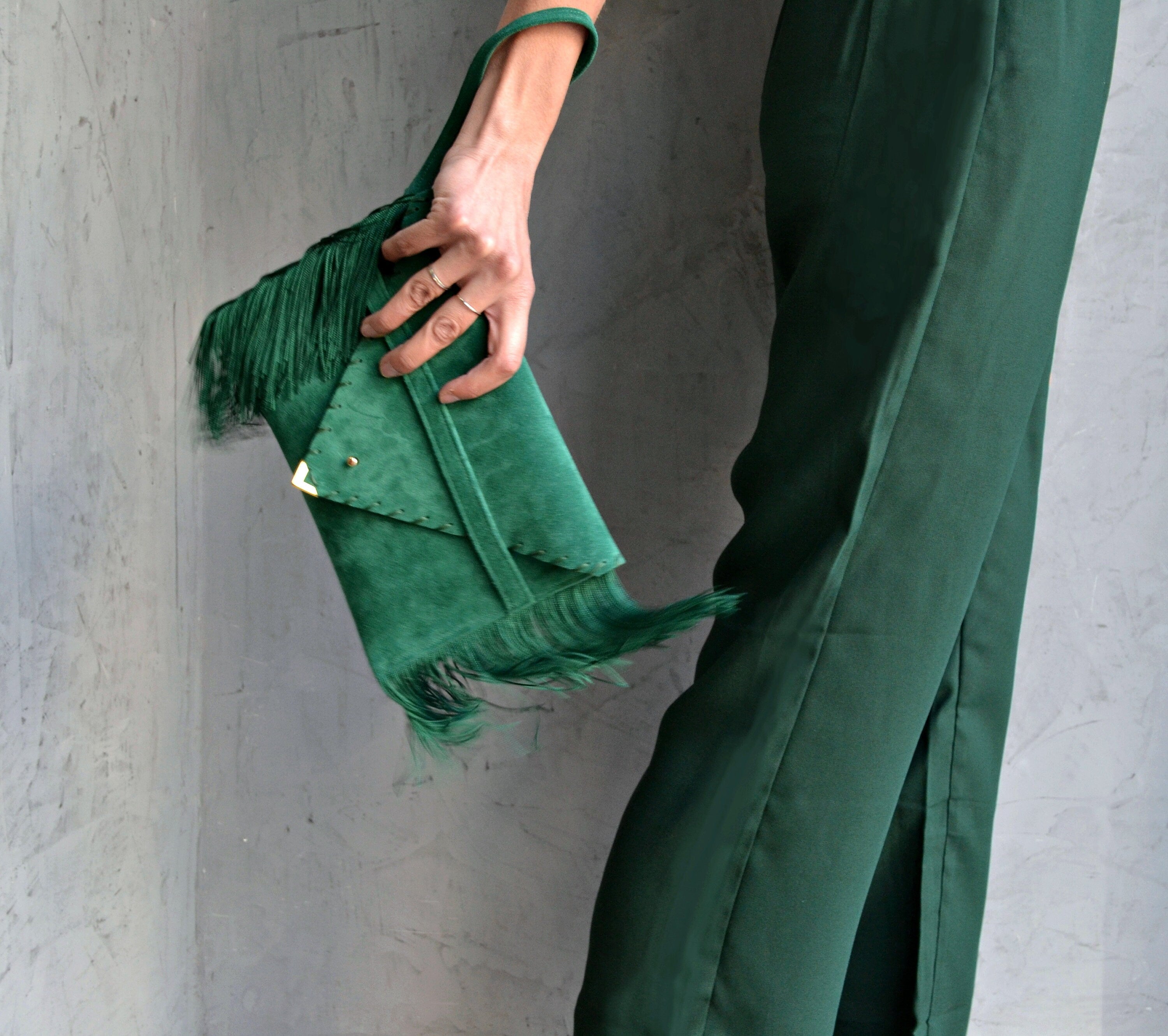 Pochette en daim vert émeraude à franges : bracelet en cuir fait main