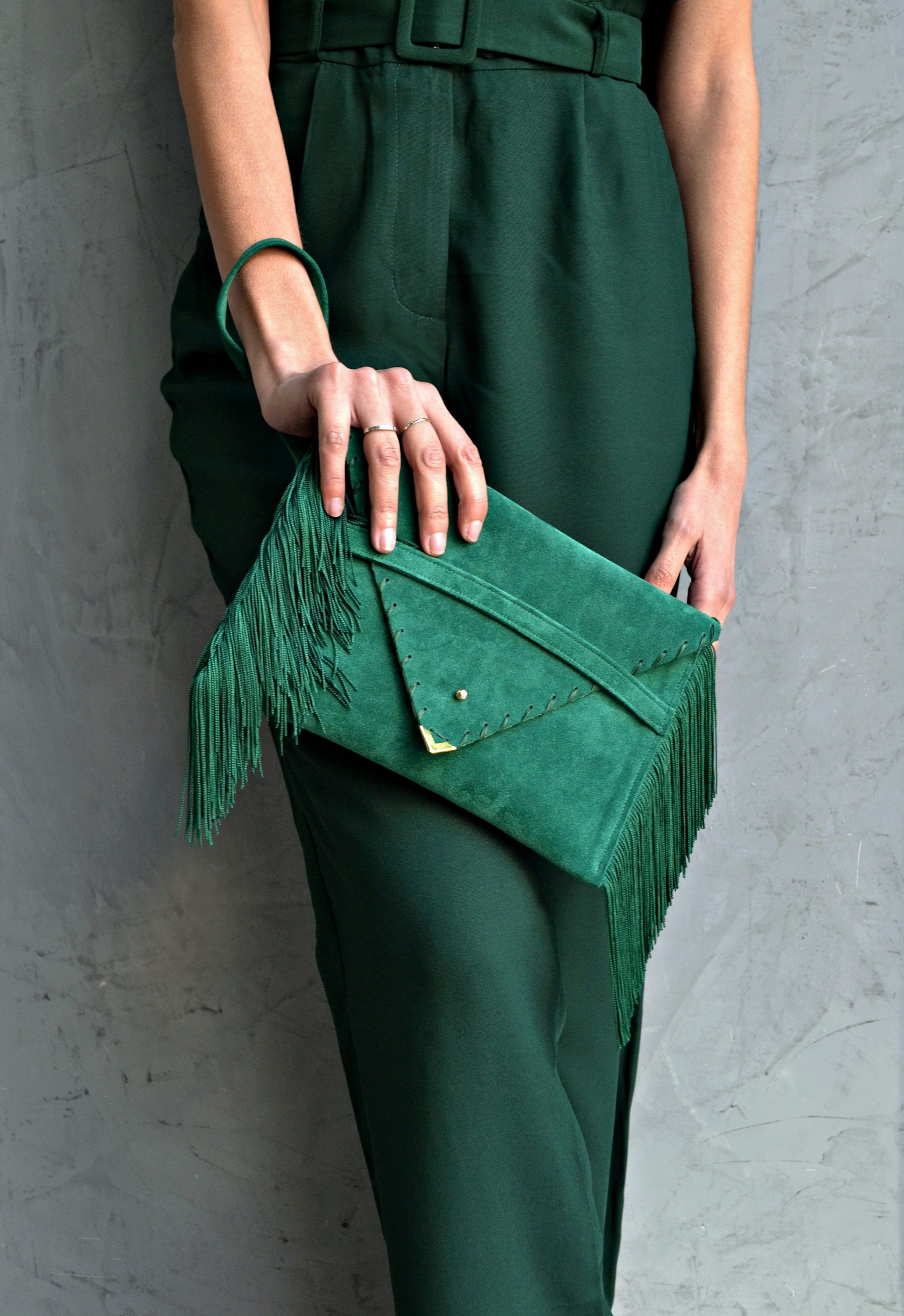Pochette en daim vert émeraude à franges : bracelet en cuir fait main