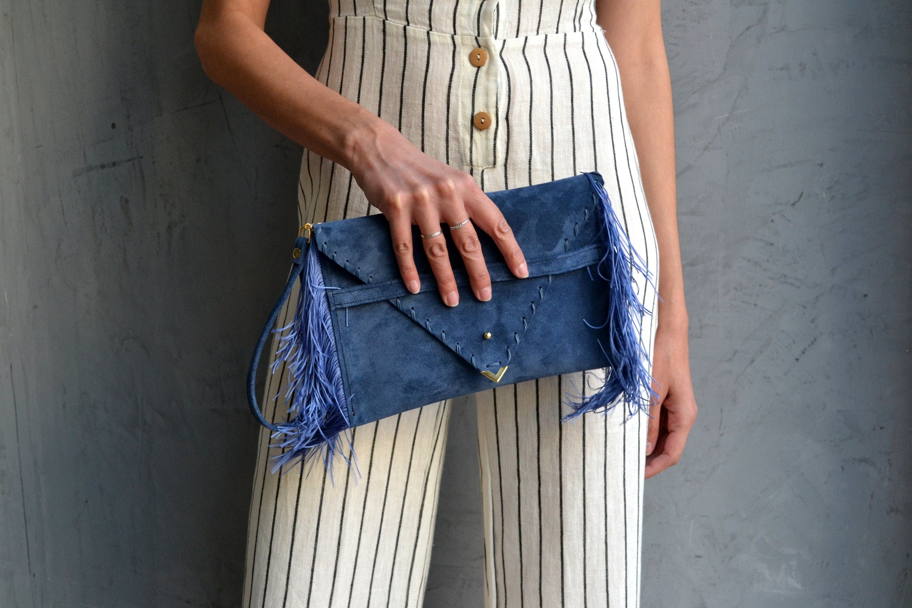Pochette en daim bleue à franges : sac de soirée en cuir fait main avec bracelet