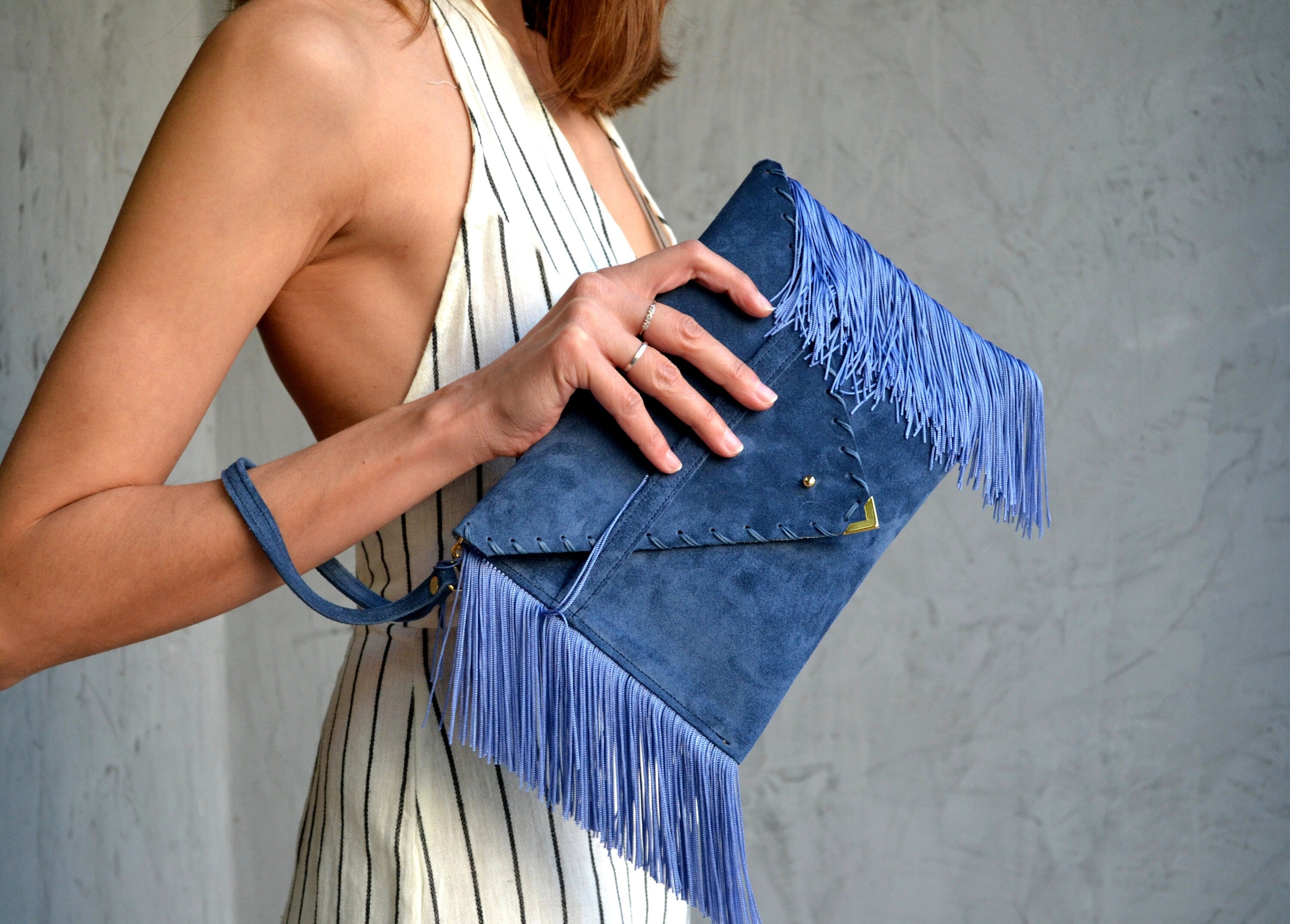 Pochette en daim bleue à franges : sac de soirée en cuir fait main avec bracelet