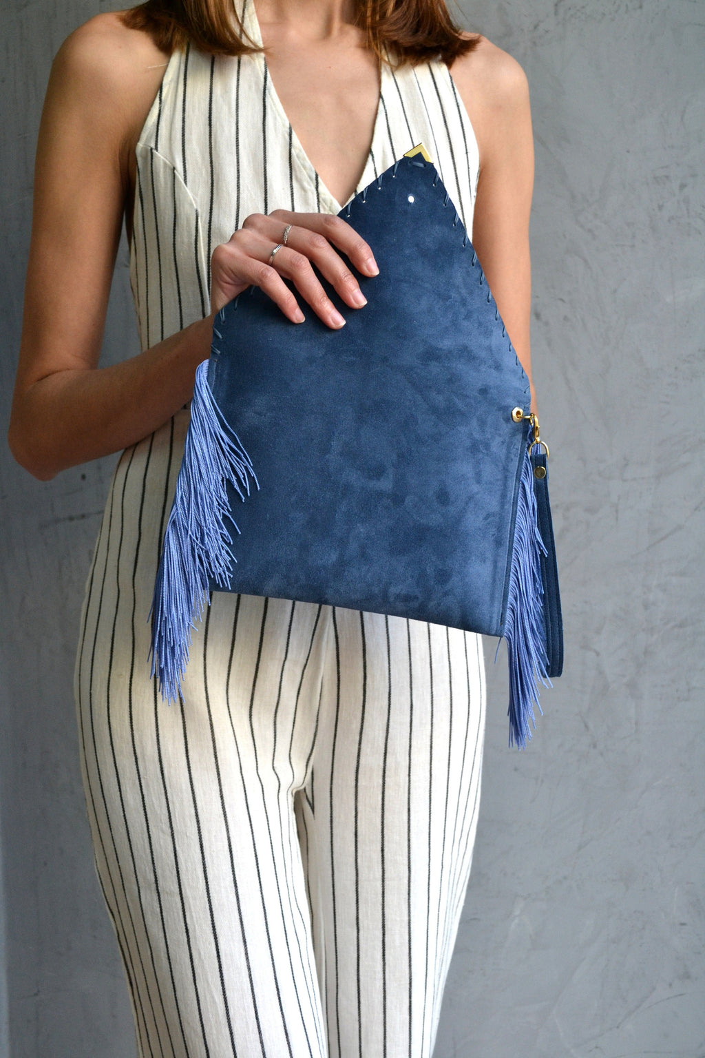 Pochette en daim bleue à franges : sac de soirée en cuir fait main avec bracelet
