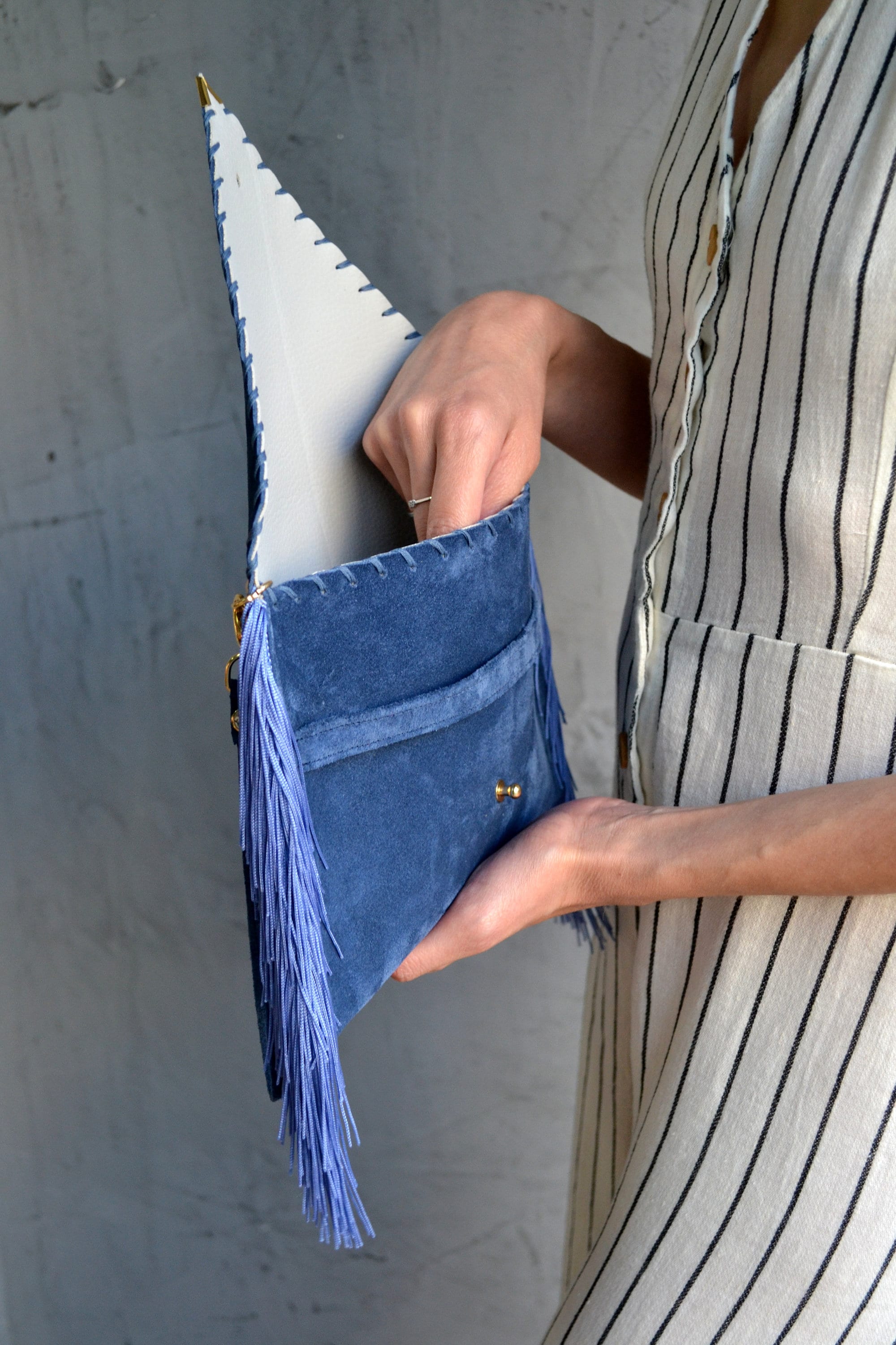 Pochette en daim bleue à franges : sac de soirée en cuir fait main avec bracelet