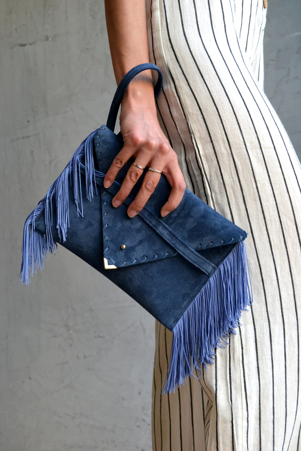Pochette en daim bleue à franges : sac de soirée en cuir fait main avec bracelet