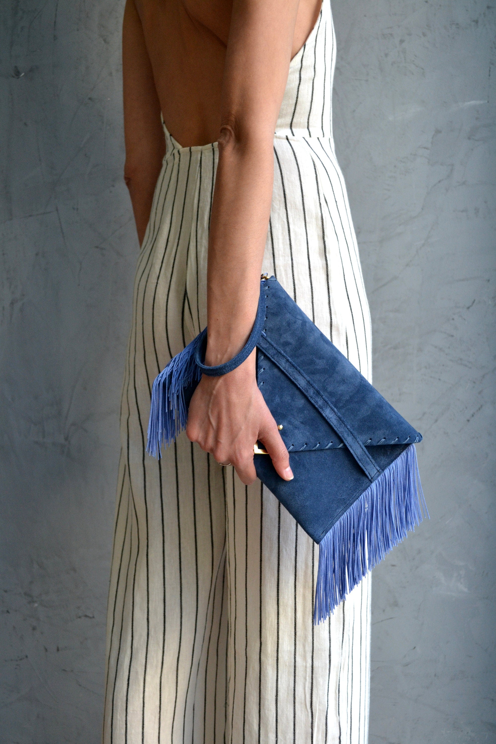 Pochette en daim bleue à franges : sac de soirée en cuir fait main avec bracelet
