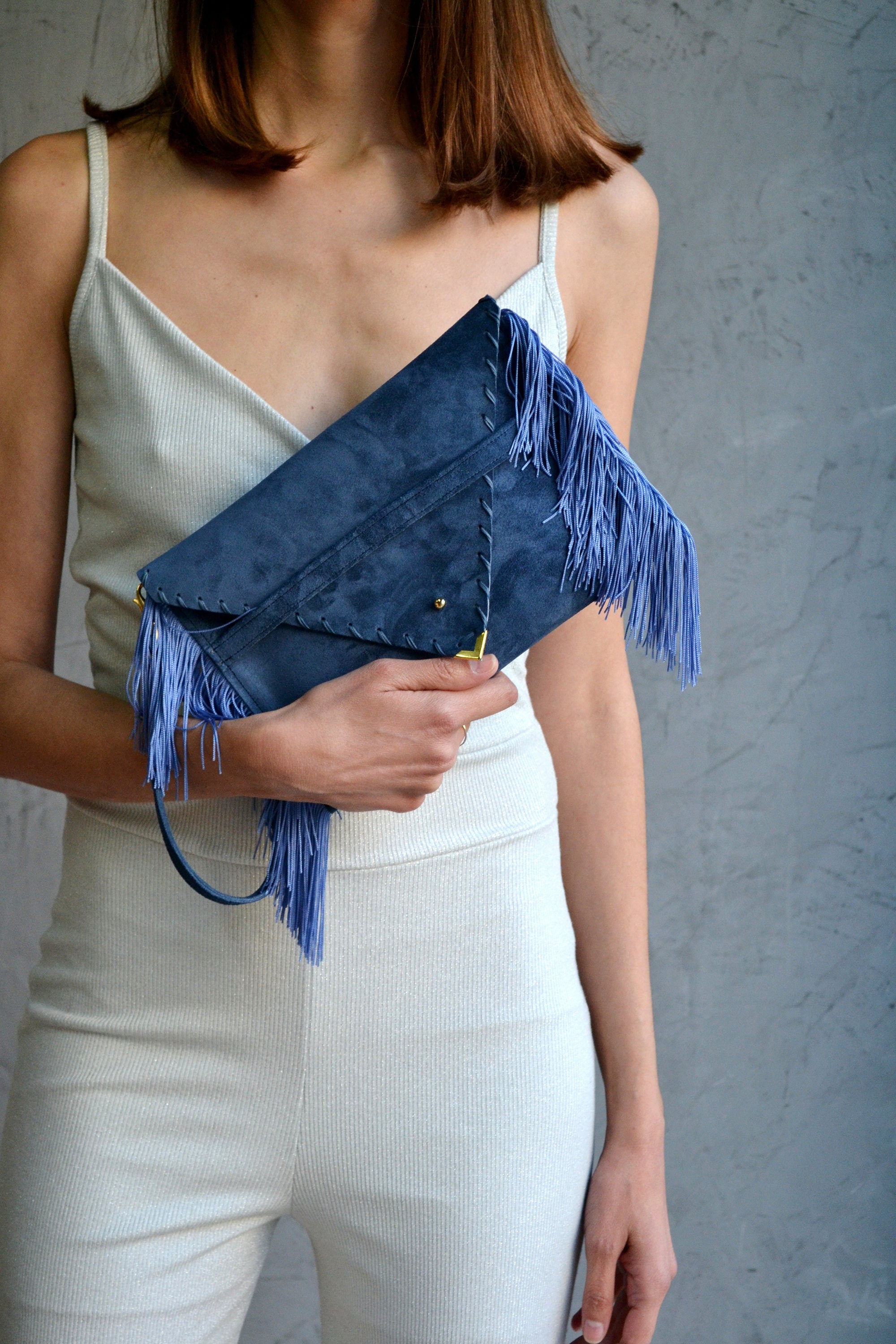 Pochette en daim bleue à franges : sac de soirée en cuir fait main avec bracelet