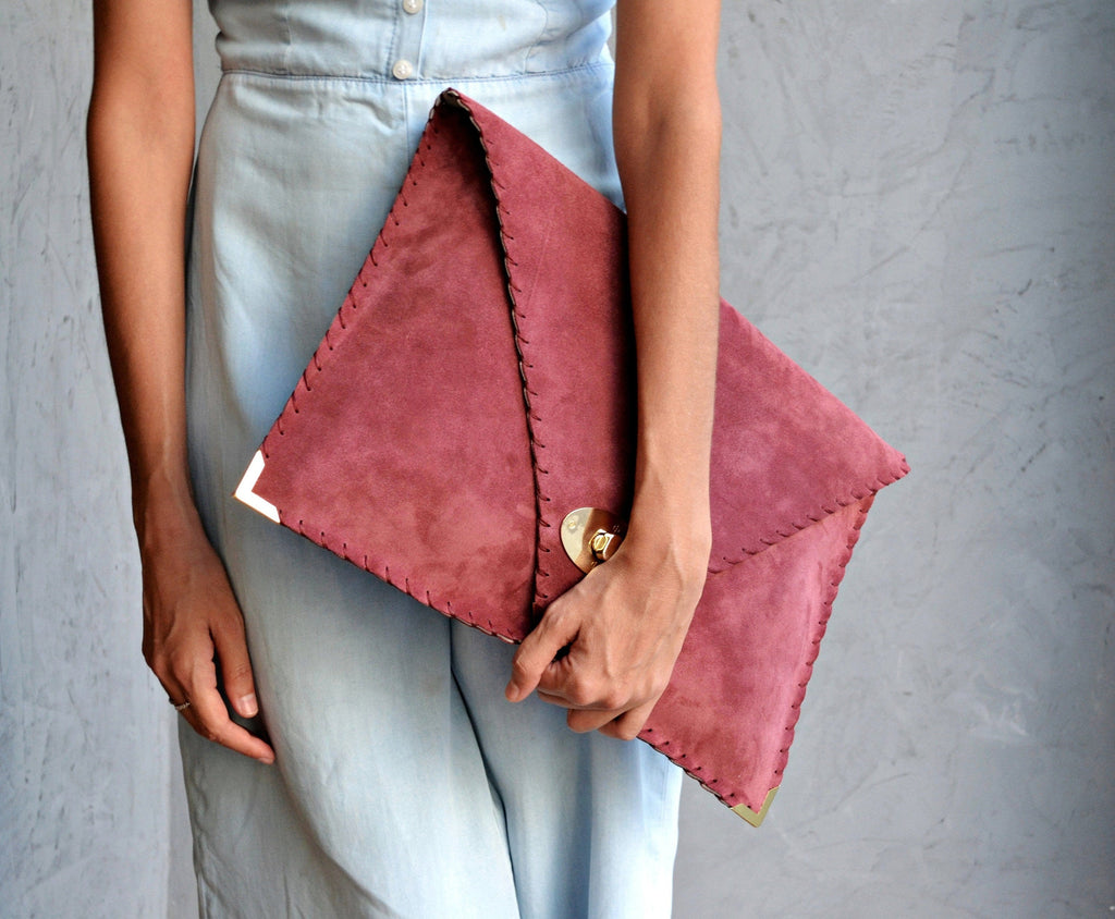Pochette en daim et bois de rose : grande pochette en cuir pour ordinateur portable