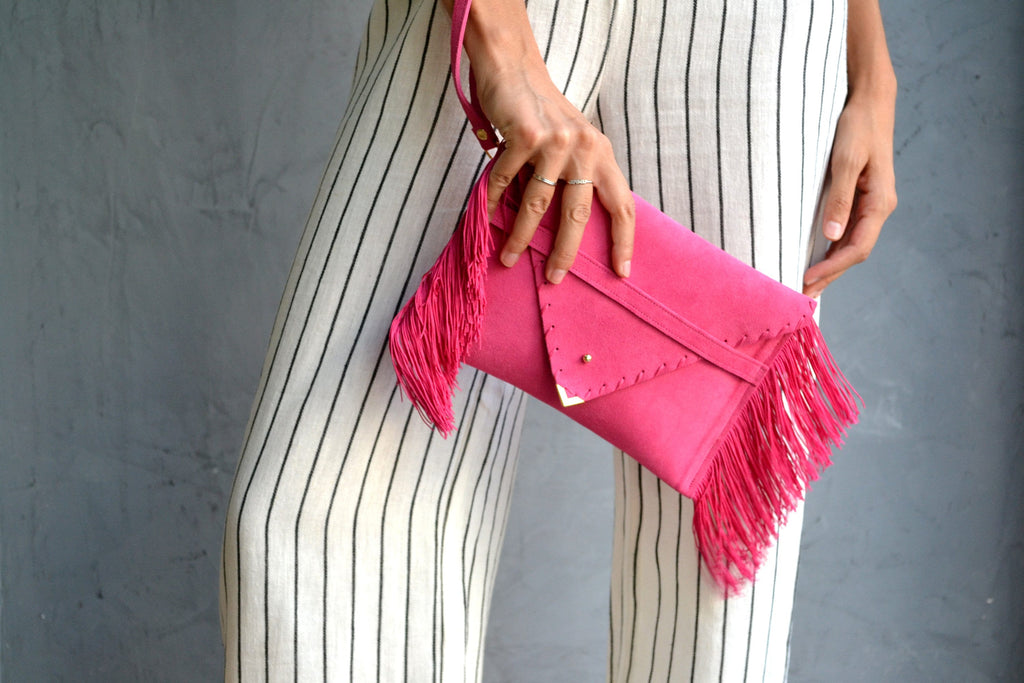 Pochette en daim fuchsia à franges : sac de soirée en cuir avec dragonne