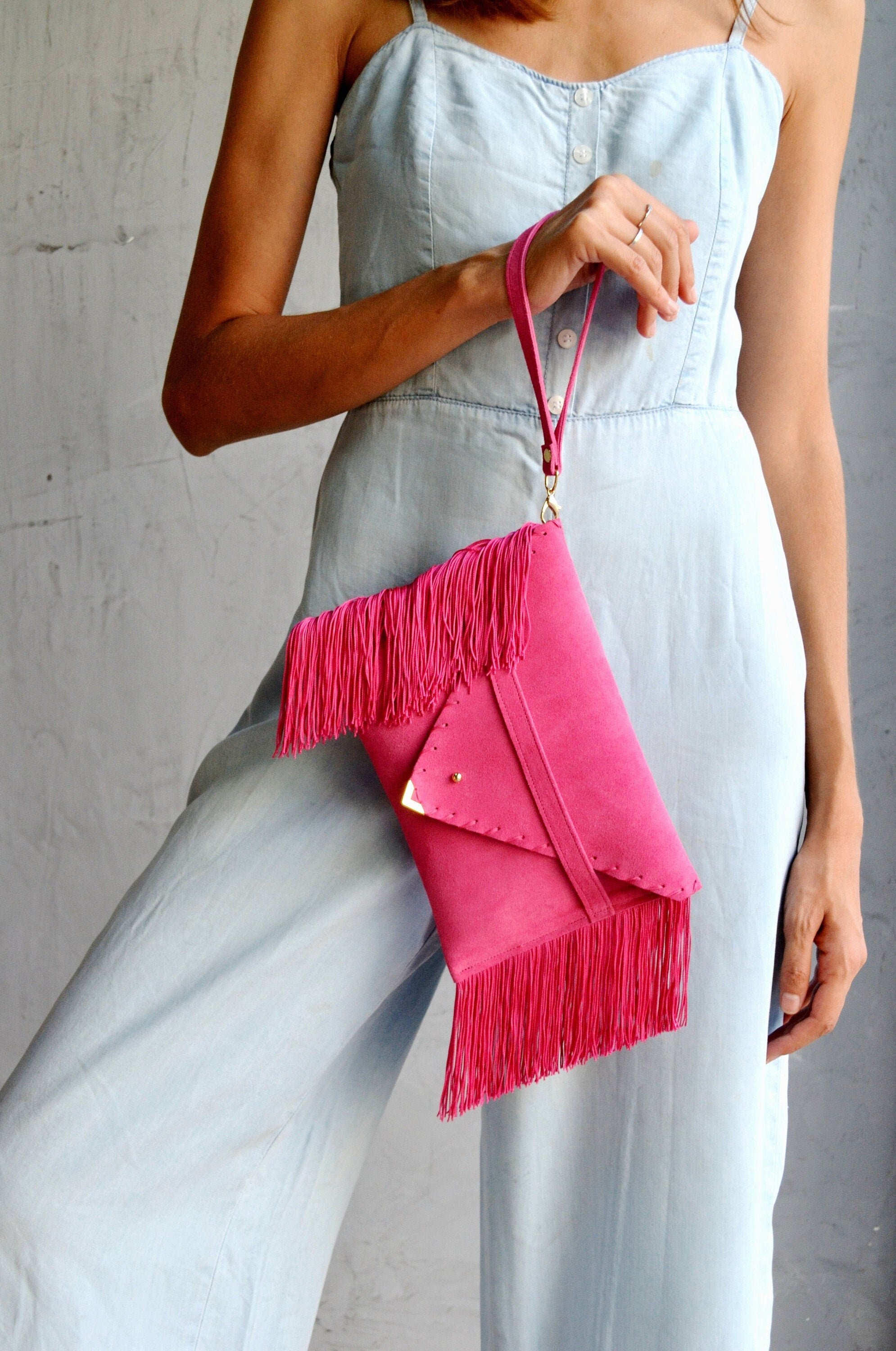 Pochette en daim fuchsia à franges : sac de soirée en cuir avec dragonne
