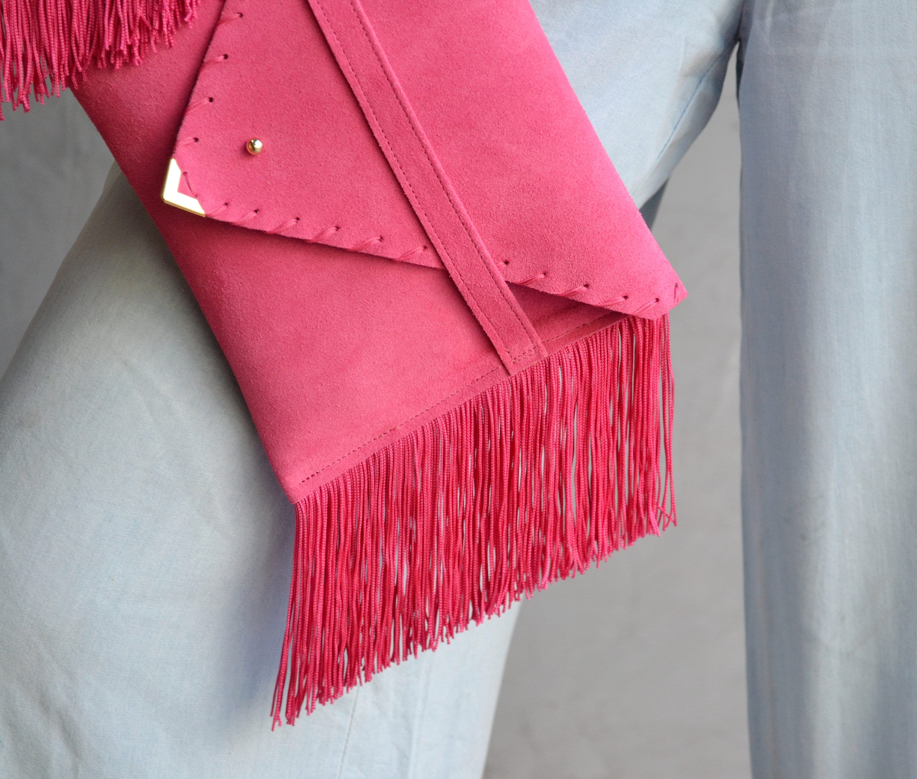 Pochette en daim fuchsia à franges : sac de soirée en cuir avec dragonne
