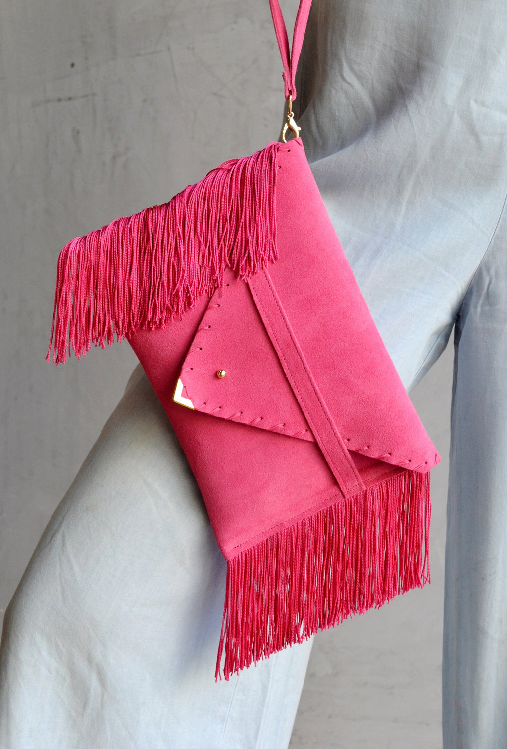 Pochette en daim fuchsia à franges : sac de soirée en cuir avec dragonne