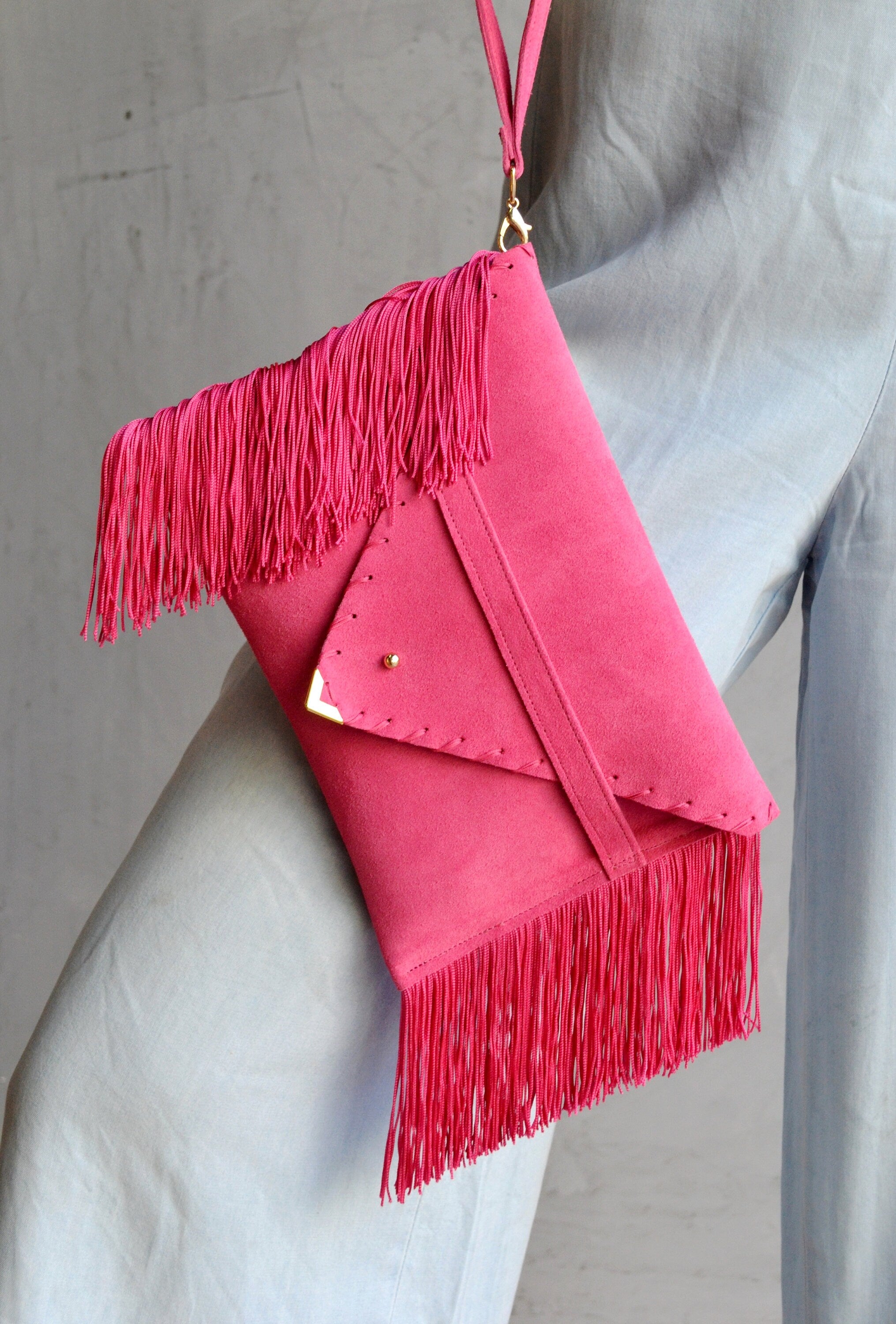 Pochette en daim fuchsia à franges : sac de soirée en cuir avec dragonne