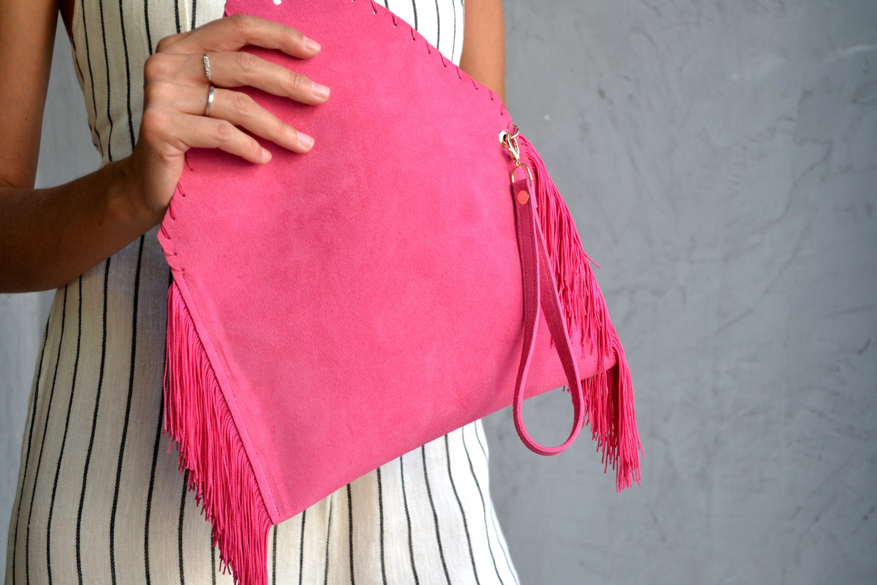 Pochette en daim fuchsia à franges : sac de soirée en cuir avec dragonne