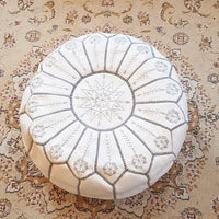 Pouf auf weißem Cuir mit Broderie Supérieure, Pouf Marocain Blanc, Repose-Pieds Ottomans de Luxe, Pouf auf Cuir, Pouf Fait Main 