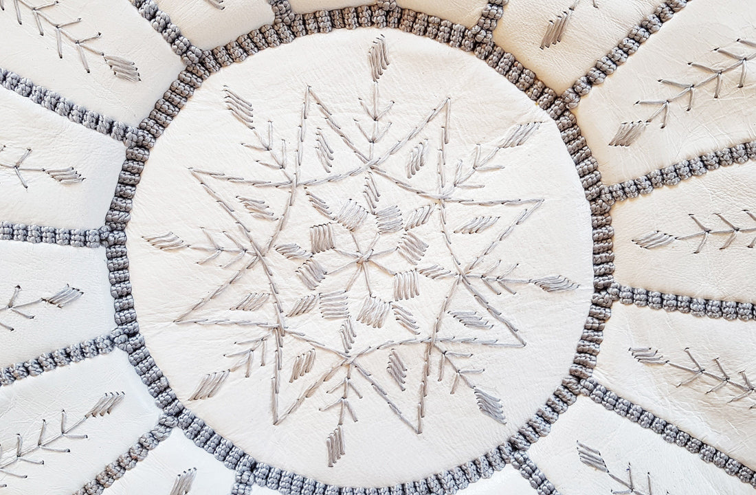 Pouf auf weißem Cuir mit Broderie Supérieure, Pouf Marocain Blanc, Repose-Pieds Ottomans de Luxe, Pouf auf Cuir, Pouf Fait Main 