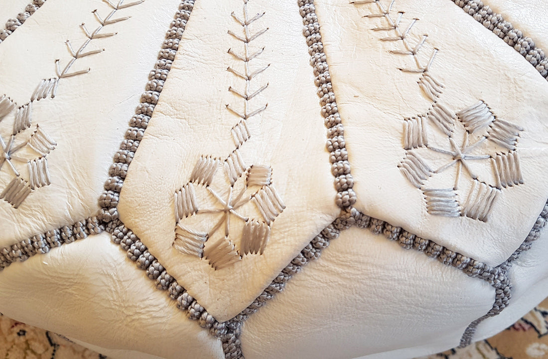Pouf auf weißem Cuir mit Broderie Supérieure, Pouf Marocain Blanc, Repose-Pieds Ottomans de Luxe, Pouf auf Cuir, Pouf Fait Main 