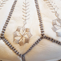 Pouf auf weißem Cuir mit Broderie Supérieure, Pouf Marocain Blanc, Repose-Pieds Ottomans de Luxe, Pouf auf Cuir, Pouf Fait Main 