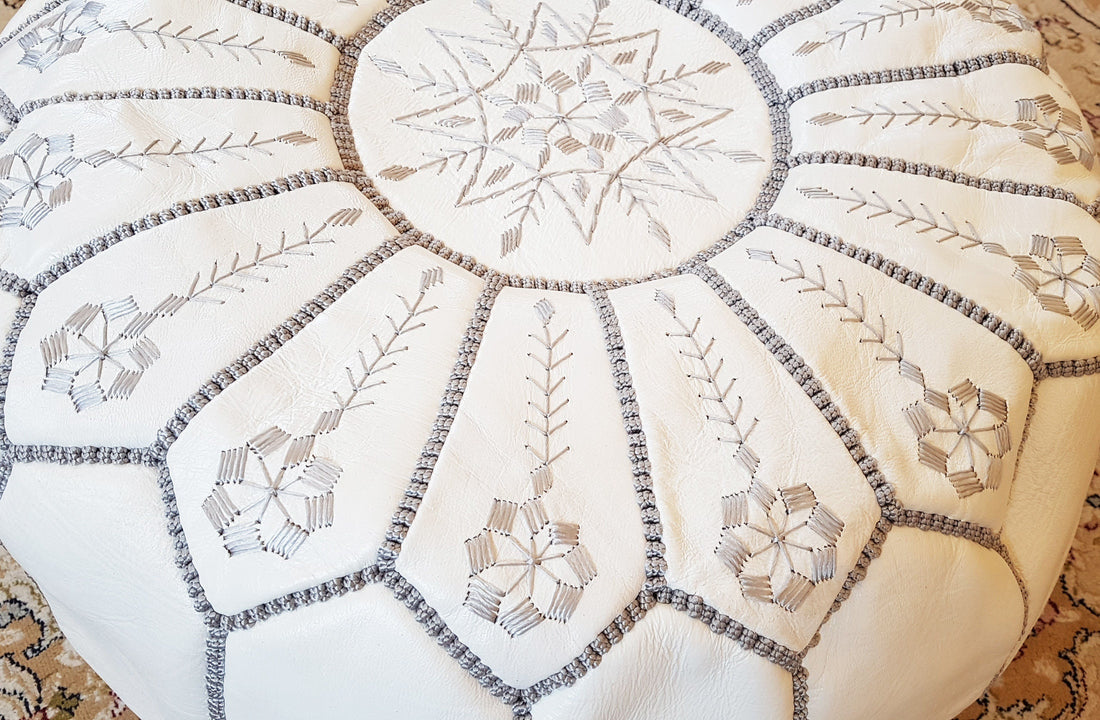 Pouf auf weißem Cuir mit Broderie Supérieure, Pouf Marocain Blanc, Repose-Pieds Ottomans de Luxe, Pouf auf Cuir, Pouf Fait Main 