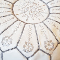 Pouf auf weißem Cuir mit Broderie Supérieure, Pouf Marocain Blanc, Repose-Pieds Ottomans de Luxe, Pouf auf Cuir, Pouf Fait Main 