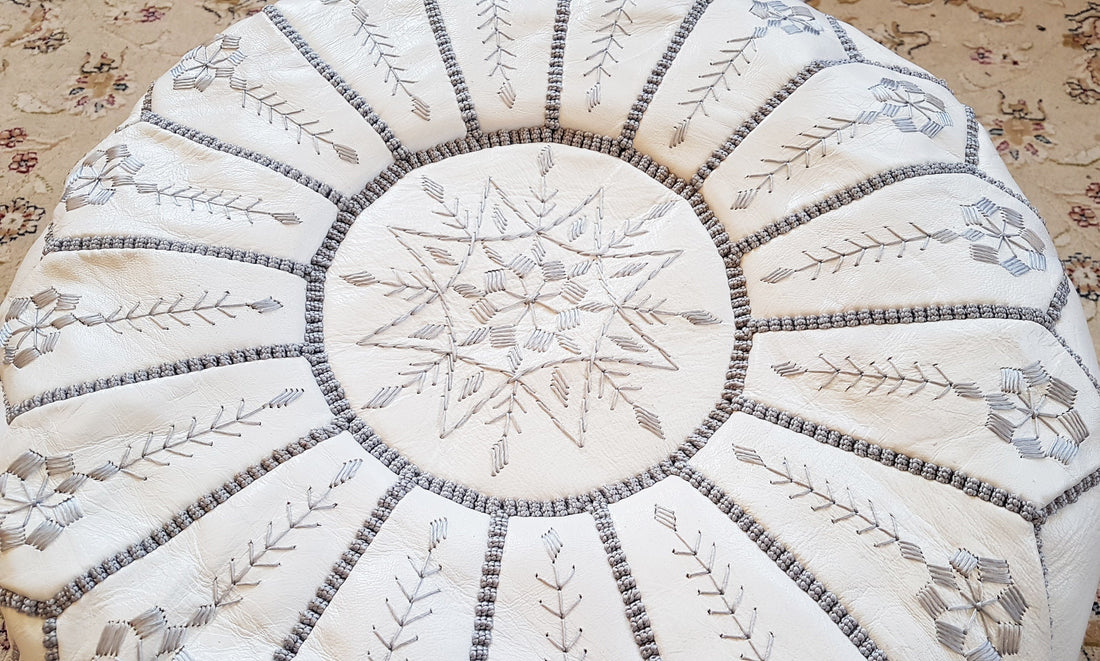 Pouf auf weißem Cuir mit Broderie Supérieure, Pouf Marocain Blanc, Repose-Pieds Ottomans de Luxe, Pouf auf Cuir, Pouf Fait Main 