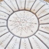 Pouf auf weißem Cuir mit Broderie Supérieure, Pouf Marocain Blanc, Repose-Pieds Ottomans de Luxe, Pouf auf Cuir, Pouf Fait Main 