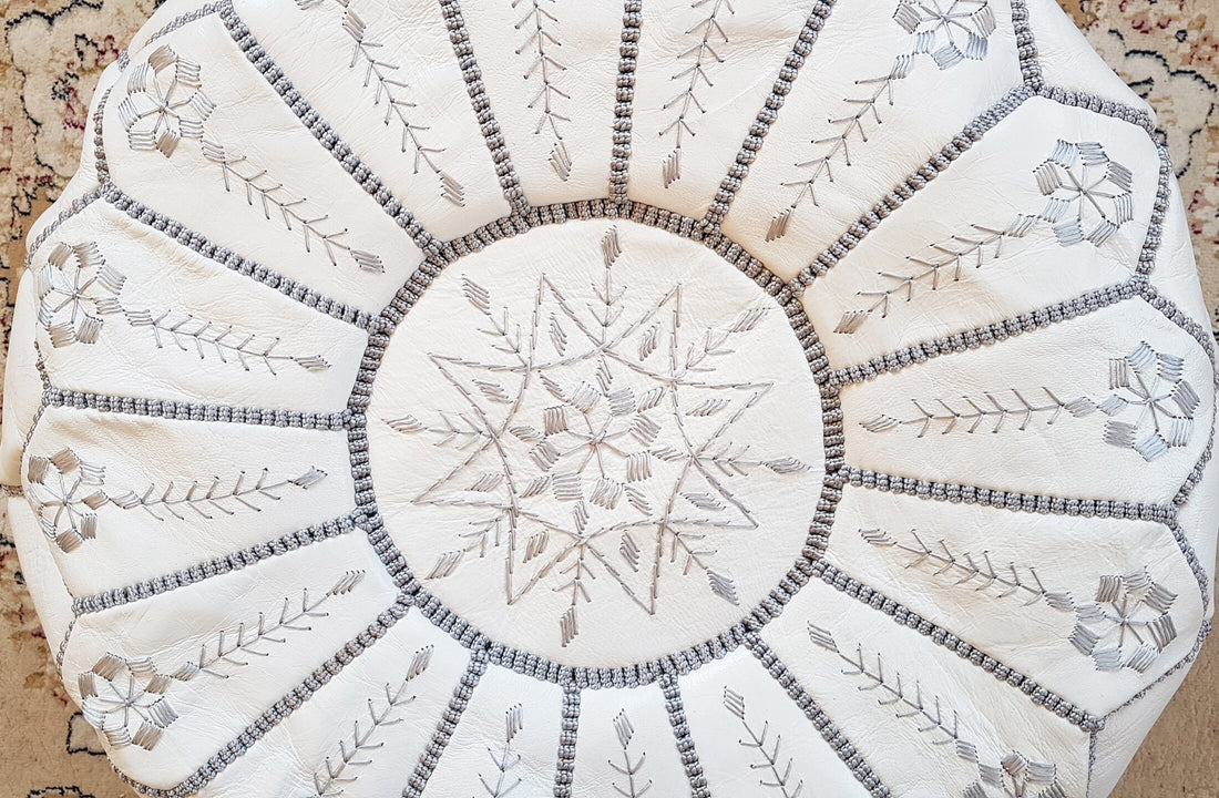 Pouf auf weißem Cuir mit Broderie Supérieure, Pouf Marocain Blanc, Repose-Pieds Ottomans de Luxe, Pouf auf Cuir, Pouf Fait Main 