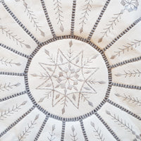Pouf auf weißem Cuir mit Broderie Supérieure, Pouf Marocain Blanc, Repose-Pieds Ottomans de Luxe, Pouf auf Cuir, Pouf Fait Main 