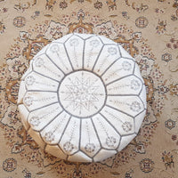 Pouf auf weißem Cuir mit Broderie Supérieure, Pouf Marocain Blanc, Repose-Pieds Ottomans de Luxe, Pouf auf Cuir, Pouf Fait Main 