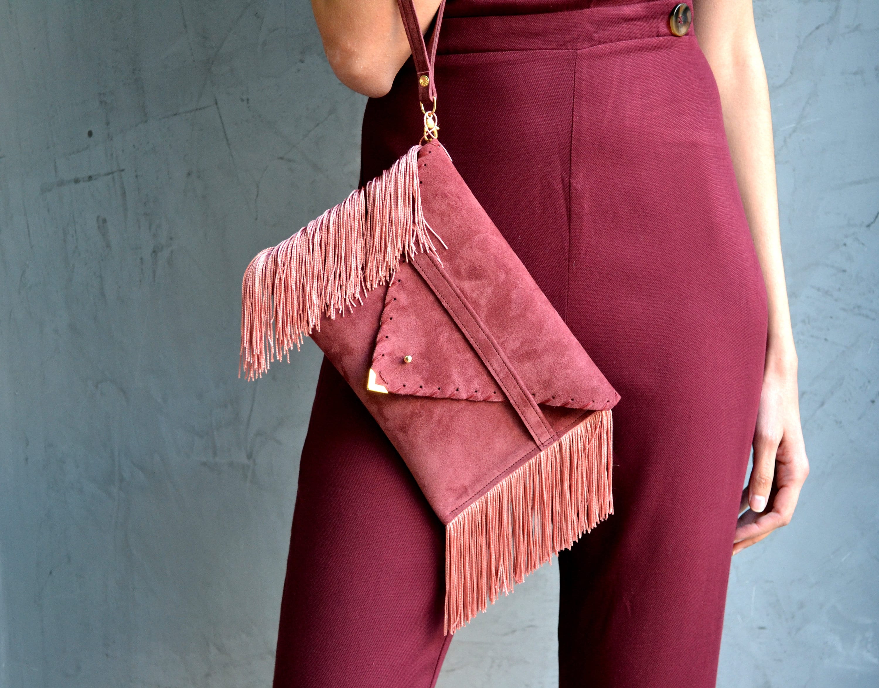 Pochette à franges en daim et bois de rose : sac enveloppe en cuir bordeaux
