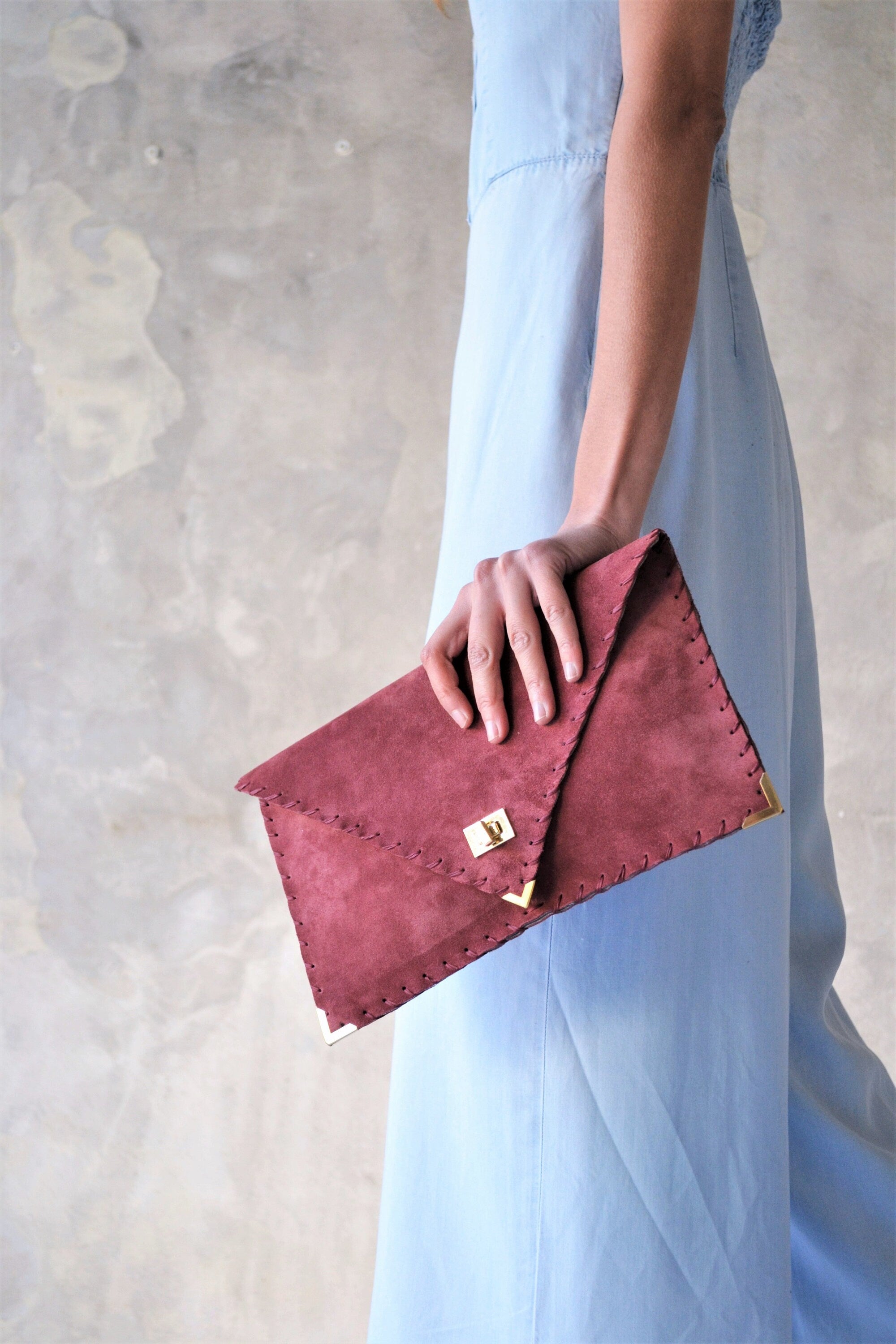 Pochette en daim et bois de rose : grande pochette en cuir pour ordinateur portable